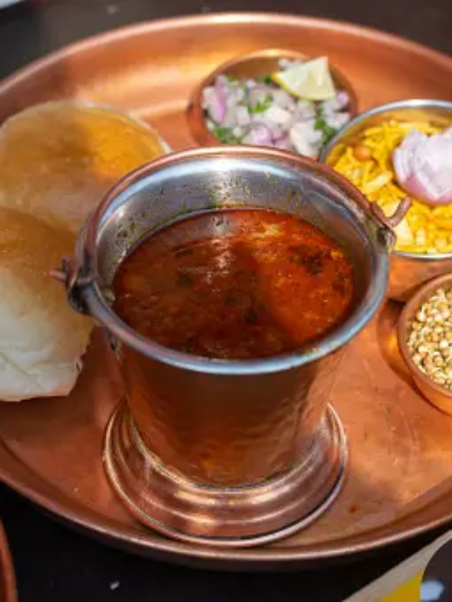 Flavors of Maharashtra: Misal Pav – A Spicy and Tasty Street Food Delight