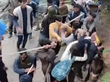 Assault and Harassment at Kedarnath Dham: केदारनाथ यात्रा मार्ग पर श्रद्धालुओं के साथ डंडों से मारपीट