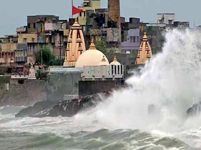 Cyclone Brings Storm Surge, Heavy Rain to Gujarat